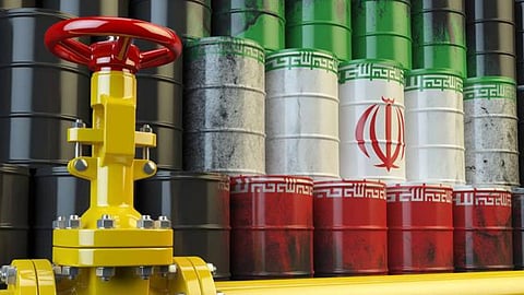 إيران تهرب 1.2 مليون برميل يوميًا.. والأقمار الصناعية توثِّق التحايل