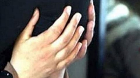 عشرينية سورية تحمل سفاحًا وتعرض طفلتها للبيع مقابل «وجبة كباب» و700 دولار