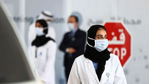 فبركة وفاة 5 من أسرة واحدة بكورونا تدفع القضاء الإماراتي لحبس متهَمَيْن