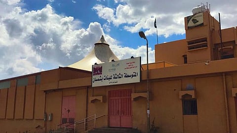 بالصور.. جائزتان خليجيتان لـ«متوسطة البنات الثالثة» بأبها