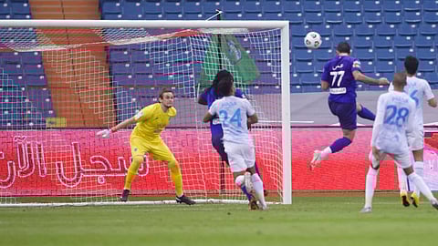 بالفيديو.. الهلال يتقدم على الفتح بهدف نظيف في شوط أول مثير للجدل