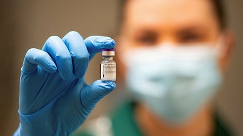 إجازة لقاح «فايزر» أو الاستقالة.. البيت الأبيض يخيّر رئيس «الغذاء والدواء الأمريكية»