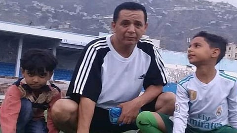 استشهاد لاعب يمني وابنه بقذيفة حوثية على ملعب الأهلي