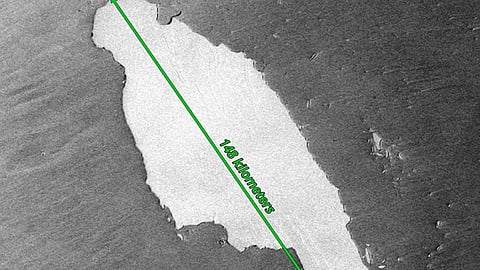 جبل جليدي يغير مساره بأعجوبة قبل اصطدامه بمستعمرة للبطاريق