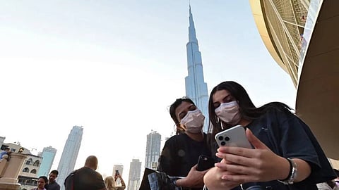 الإمارات تسجِّل 3 وفيات و1027 إصابة جديدة بكورونا