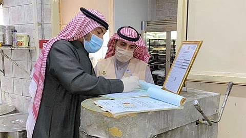 بالصور.. أمانة الجوف تغلق معمل حلويات شهير بسكاكا