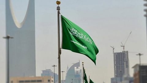 أخبار السعودية اليوم.. «الصحة» تحذر من رسائل تصيُّد تستغل تطبيق «صحتي».. و«البلديات»: تطبيق مخالفات السكن الجماعي أول يناير
