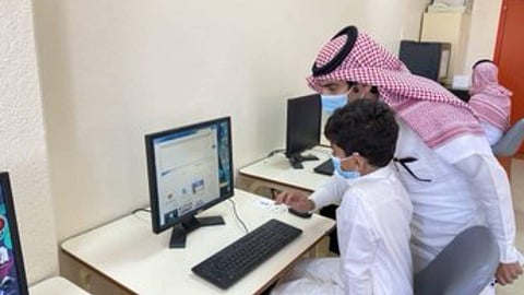 بالصور.. «التعليم» توثق قصص تفاني المعلمين والمعلمات لأداء رسالتهم