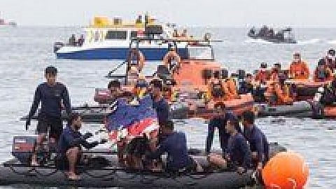 بدء دفن أول ضحية في حادثة الطائرة الإندونيسية المنكوبة