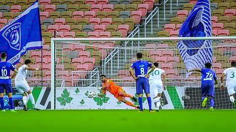 التعادل السلبي يسيطر على الشوط الأول من مواجهة الأهلي والهلال