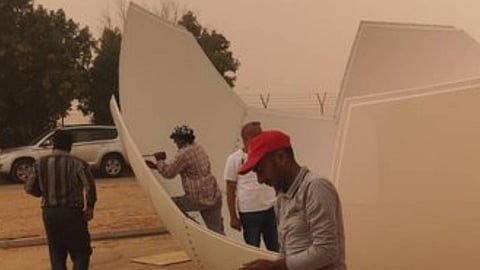 بالصور.. بدء تركيب رادار الطقس بوادي الدواسر