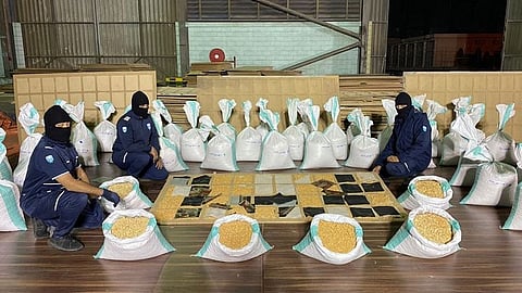 بالصور.. الجمارك تُحبط تهريب 14 مليون حبة كبتاجون مُخبأة في «ألواح خشبية»