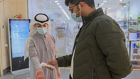 صور توثق تطبيق الإجراءات الاحترازية وتفعيل تطبيق «توكلنا» لدخول المحال التجارية بالباحة