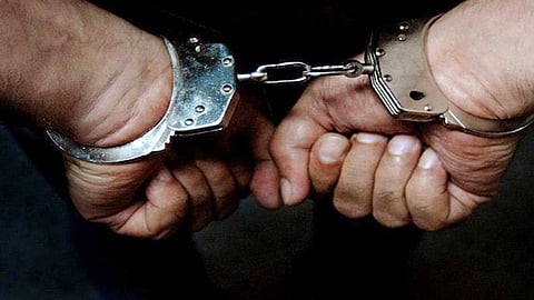 القبض على 3 أشخاص ارتكبوا جرائم سرقة تحت تهديد السلاح بالرياض