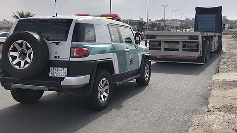 «مرور عسير»: ضبط سائق قاد شاحنته بسرعة عالية جدًا في الطريق العام