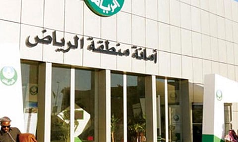 أمانة الرياض تبدأ تركيب منظمات الدخول الذكية على طريق الملك فهد