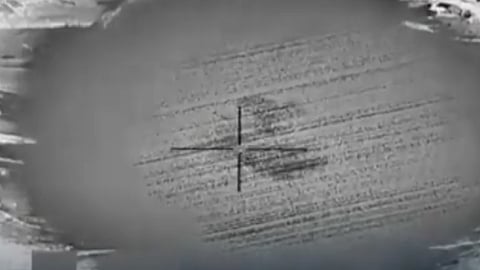 مقطع يوثق لحظة تدمير التحالف مسيرة مفخخة قبل إطلاقها من عمران تجاه السعودية