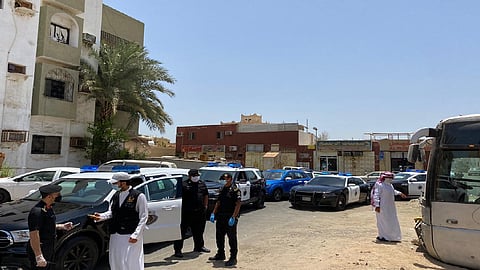 شرطة مكة تضبط مواطنًا سرق 17 مركبة في جدة