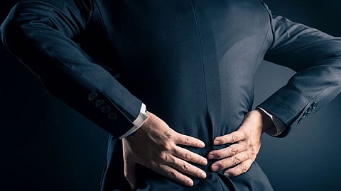 ما علاقة الحالة النفسية بألم الظهر.. طارق الحبيب يوضح