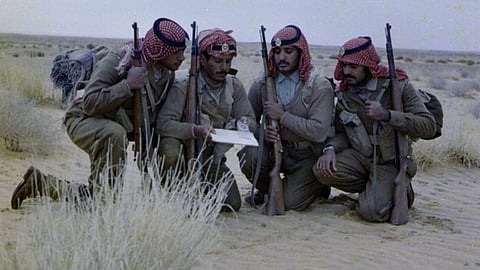 صورة نادرة لمنسوبي الحرس الوطني أثناء التدریب على الملاحة العسكریة