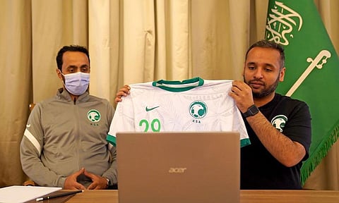 المنتخب السعودي يواجه شقيقه الفلسطيني بالزي الأبيض