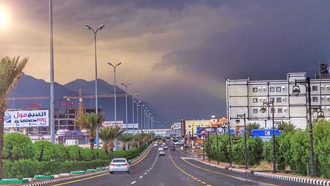 الأرصاد: أمطار وسحب رعدية ورياح نشطة وأتربة مثارة على بعض مناطق المملكة