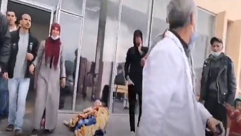 بالفيديو.. مقطع مصور لمريضة ملقاة أمام مدخل مستشفى يهز المغرب