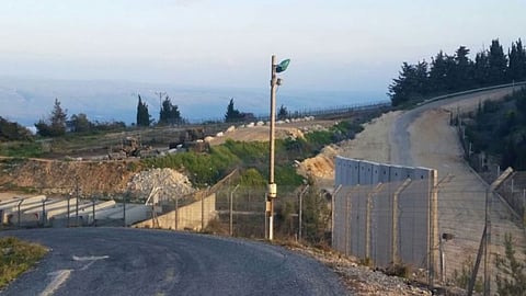 لبنانيون يحاولون اقتحام السياج الحدودي بالجنوب.. وإسرائيل ترد بطلقات تحذيرية