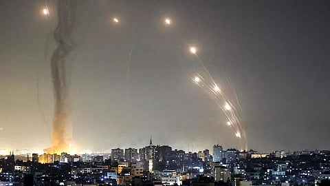 إطلاق عشرات الصواريخ من غزة نحو تلّ أبيب وتصل لمحيط مطار بن جوريون
