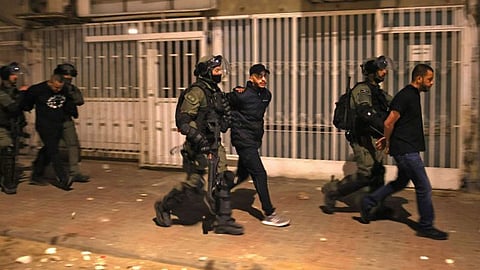 الجيش الإسرائيلي يعتقل 25 فلسطينيًا.. ويعتدي بوحشية على النساء والأطفال