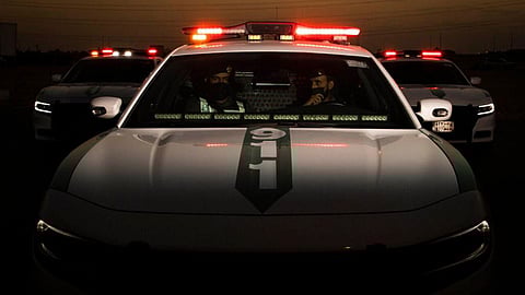 شرطة الباحة تضبط تجمعًا مخالفًا للإجراءات الاحترازية وتُطيح بشخصين أطلقا النار في التجمع ذاته