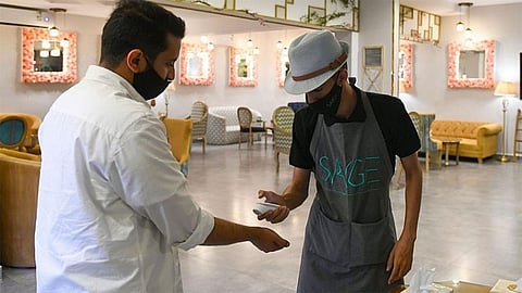 أمانة جازان تبدأ تنفيذ خطتها الرقابية لتطبيق الإجراءات الاحترازية في المقاهي