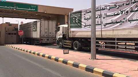 8 شاحنات سعودية لإغاثة اليمنيين في محافظتي حضرموت وتعز