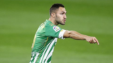 مدافع ريال بيتيس الإسباني يقرر عدم الانتقال إلى النصر