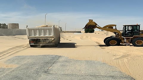 بالصور.. رفع آثار موجة الغبار من طرق الشرقية