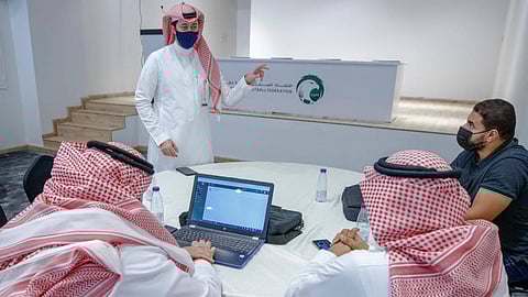 «الاحتراف» تناقش نظام تحديث عقود اللاعبين مع أندية دوري المحترفين
