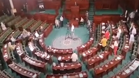 بالفيديو.. نائب تونسي يعتدي بالضرب على زميلته عبير موسي داخل البرلمان
