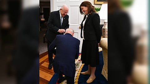 12 طفلًا جعلوا بايدن يركع أمام مسؤولة إسرائيلية