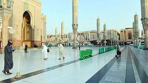 بالصور.. أفخر أنواع الرخام الطبيعي تكسو ساحات المسجد النبوي وتطرز أعمدته