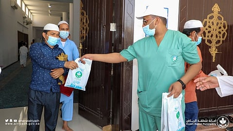 توزيع معقمات وكمامات وأكياس نفايات على رواد الجوامع والمولات بالرياض