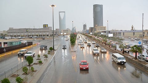 الحصيني: الرياض تشهد حالة جوية تاريخية.. أمطار تصل لحد السيول