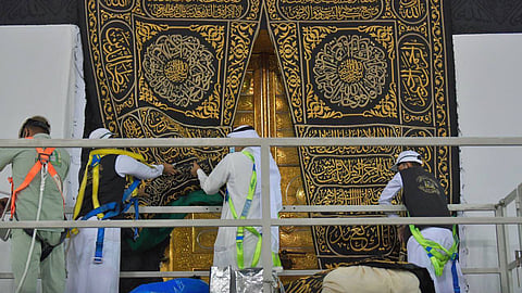 الكعبة المشرفة تكتسي حلَّتها الجديدة وسط الالتزام بالإجراءات الاحترازية
