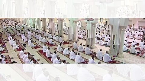 حجاج بيت الله الحرام يؤدون صلاتي الظهر والعصر في عرفات