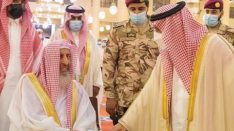 بالصور.. أمير الرياض يؤدي صلاة العيد في جامع الإمام تركي