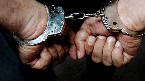 الإطاحة بمواطنَيْن في مكة حازا 3 أسلحة نارية وسرقا 3 مركبات