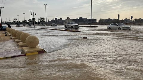 رئيس بلدية الأفلاج: السيول كانت مفاجئة.. ومزارعون سبب إغلاق الطرقات