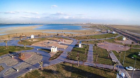 الرمال الصافية والممرات المعبدة تجذب السياح في شاطئ سيف جدة