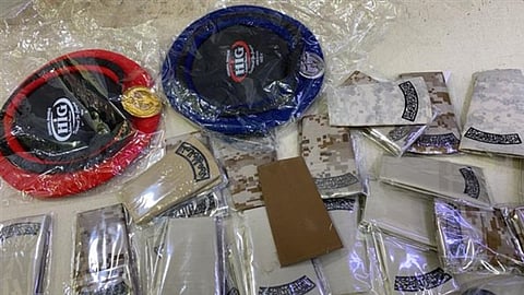 ضبط ملابس وأنواط ورتب عسكرية مخالفة بـ3 محلات في الرياض