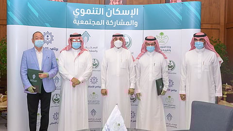 أمير عسير يشهد توقيع اتفاقيات لإنشاء وحدات سكنية في أبها وبلقرن