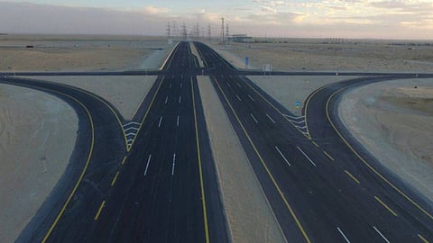 «النقل» تبدأ معالجة طريق أبو حدرية الرئيسي بالشرقية